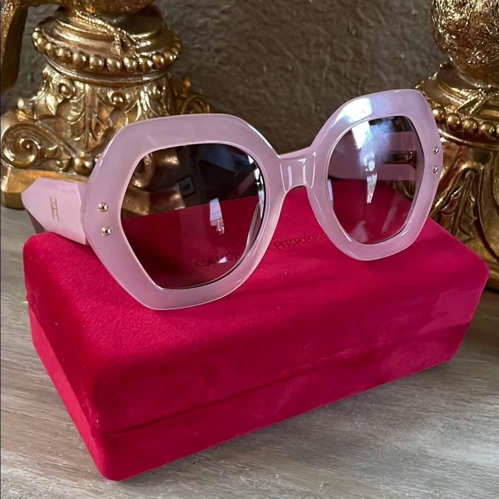 Carolina Herrera pink Sunglasses. NEW condition . No call outs . Case+dust bag